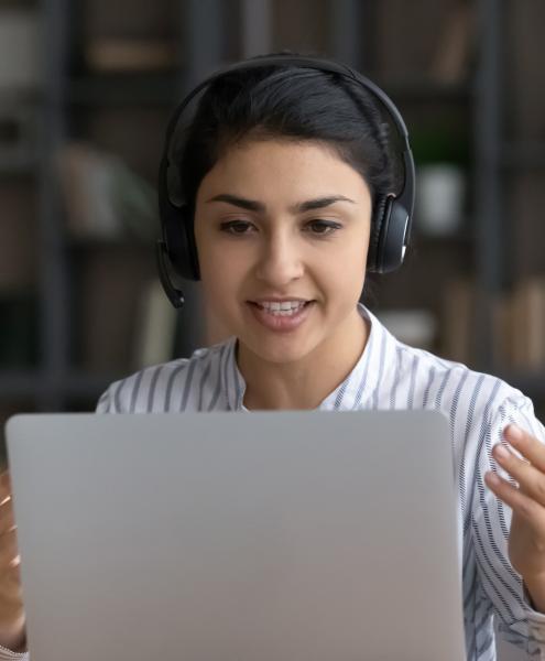 E-learning image of a woman on a laptop